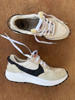 Nike sneakers neutral women’s size 7